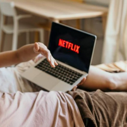 Sextou com o controle na mão! confira o listão de novidades de filmes e séries disponíveis na Netflix