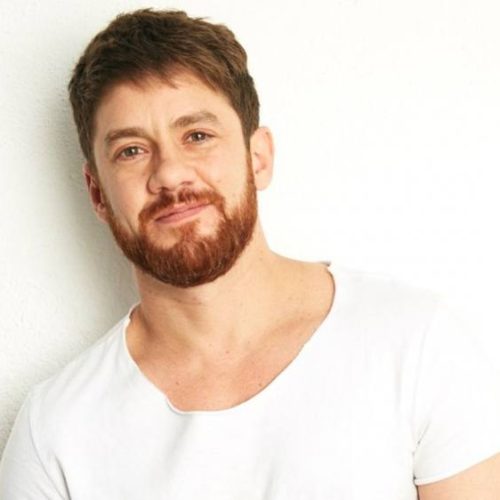 Ator Leonardo Miggiorin celebra fase no teatro "Que venham os novos projetos e novos personagens"