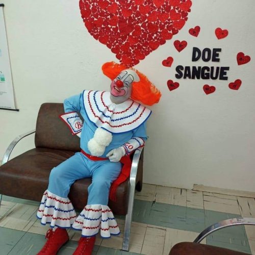 Palhaço Bozo, personagem vivido pelo André Luiz Sucesso, incentiva uma boa ação