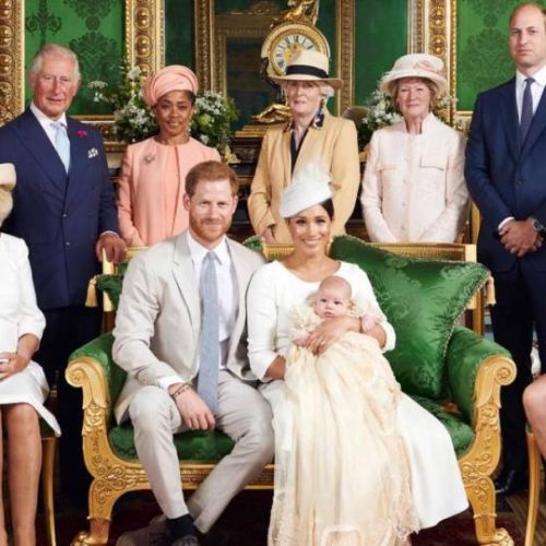 Biógrafo revela que rei Charles III questionou tom de pele do neto, filho de Harry e Meghan