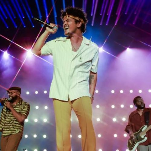 Bruno Mars cancela show em Israel, sai do país e desembarca na Grécia