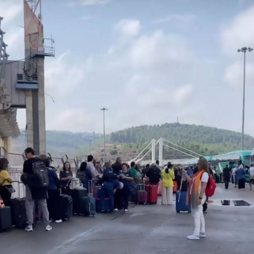 Caravana de Tocantinense embarca em avião enviado do Brasil e devem chegar na madrugada desta quarta; veja o vídeo