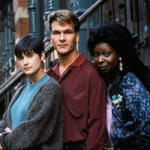 Em Ghost – Do Outro Lado da Vida,  o espírito de Sam (Patrick Swayze) encontra maneiras de proteger sua amada Molly (Demi Moore), em uma história inesquecível sobre amor e conexão além da vida