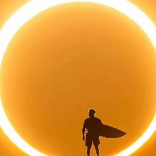 Ãtalo Ferreira posa para foto inédita durante eclipse solar