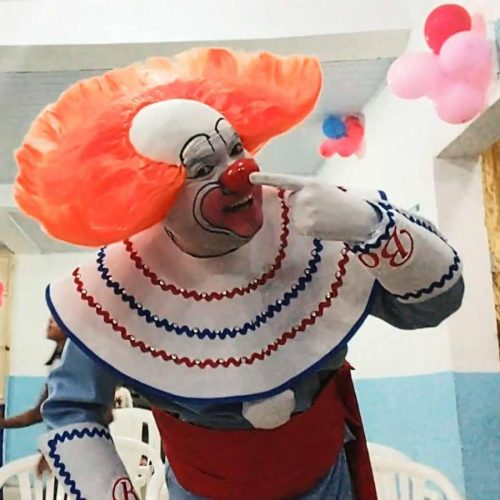 Palhaço Bozo é vestido pelo artista e fã André Luiz Sucesso sob permissão de David Arquette