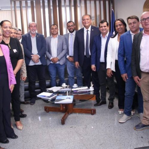 Senador Eduardo Gomes recebe caravana de prefeitos que fazem parte do CODER