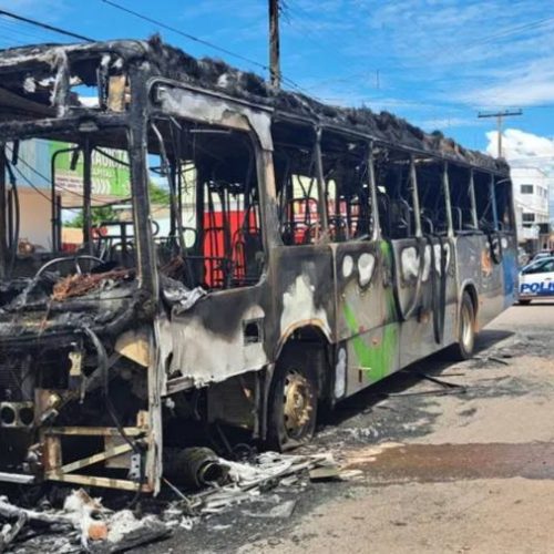 Vídeo mostra ônibus do transporte coletivo de Palmas tomado por incÃªndio