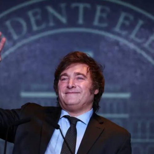 Com pauta ultraliberal e discurso radical antipolítica, Javier Milei é eleito presidente da Argentina