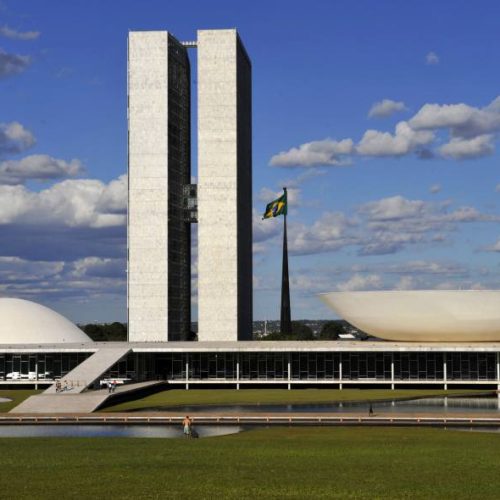 CÃ¢mara Aprova UrgÃªncia para Projeto que Torna Crime a Montagem de Fotografias com Nudez