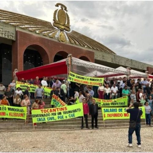 Servidores realizam protesto, cobrando novo texto com base no subteto dos desembargadores