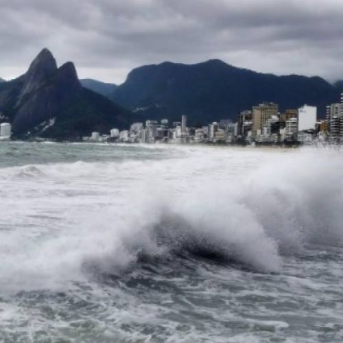 Geral Com previsão de ressaca, Rio pode ter ondas de até 3 metros de altura, diz Marinha do Brasil