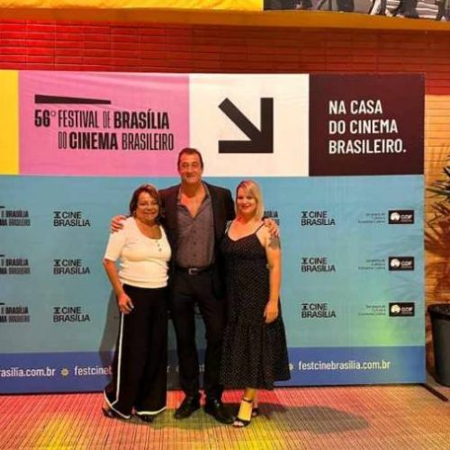 No Palco do 56Â° Festival de Brasília do Cinema Brasileiro, o ator e cineasta, Roberto Rowntree destaca o ensino e aprendizado como ferramentas de inclusão social.