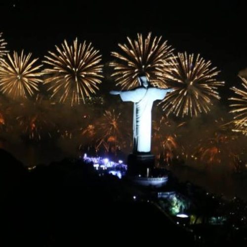 Feliz 2024! Brasil celebra a virada do ano 2024 com muitos fogos