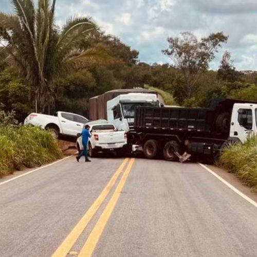 Engavetamento com carros e caminhões mata funcionários que trabalhavam para fechar cratera em rodovia entre Miracema