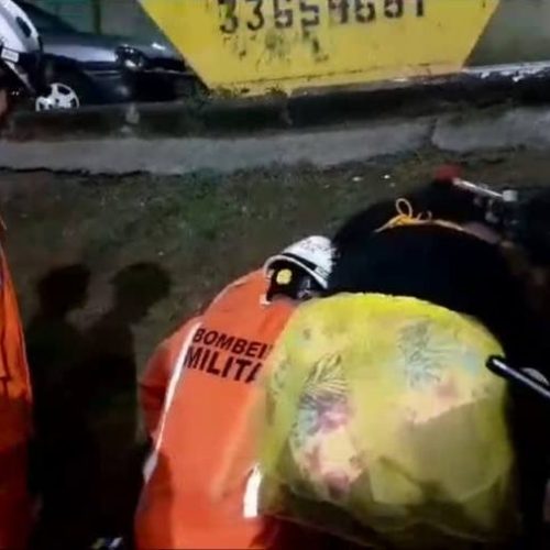 Mulher passa mal e desmaia, após ser assediada por ambulante durante folia em Salvador