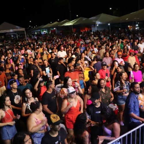 Mesmo debaixo de chuva, segunda noite de Carnaval reúne milhares em Porto Nacional