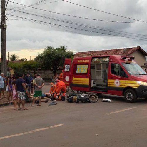 Carro de passeio bate em traseira de moto e deixa duas pessoas feridas, em Colinas do Tocantins