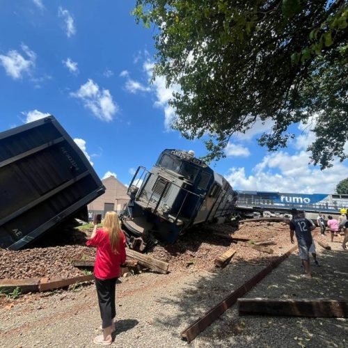 Vídeo | Trem da Rumo descarrila e atinge casa após colidir com carretaÂ emÂ RolÃ¢ndia no Paraná