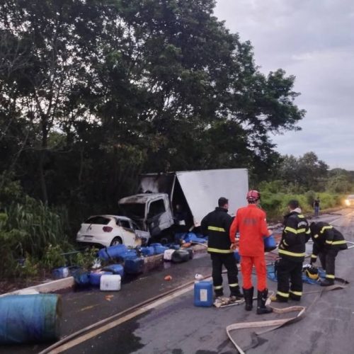 Uma pessoa morre e outra fica ferida após carro bater de frente com caminhão e pegar fogo em Colinas do Tocantins