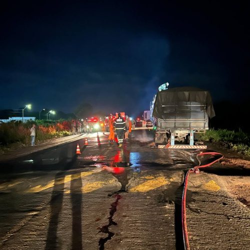 IncÃªndio em carreta na BR 153 em Araguaína/TO