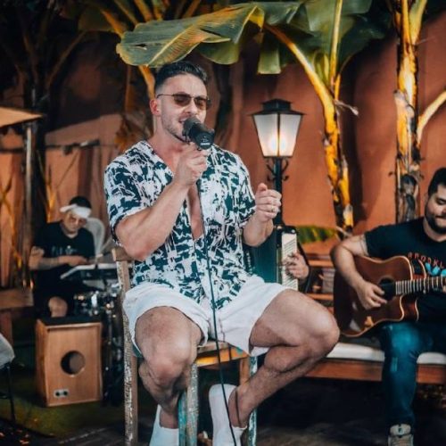 Alex Stella homenageia esposa em projeto acústico