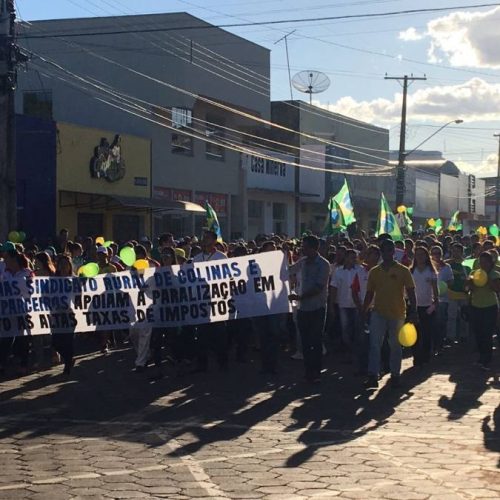 Cidade de Colinas do Tocantins paralisa em ato de protesto