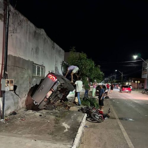 Enquanto voltava do velório da mãe, jovem perde controle do carro, bate em muro e fica preso entre parede e árvore