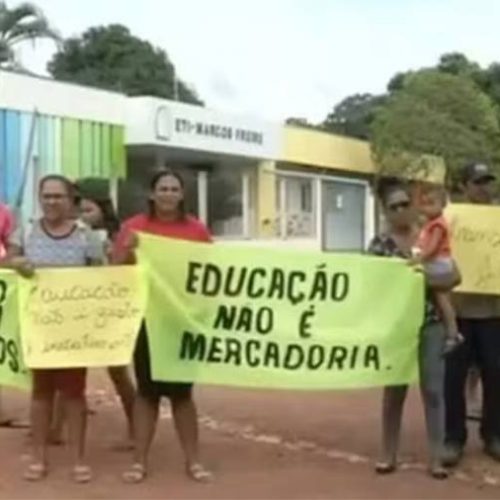 Pais de estudantes fazem manifestação em frente escola de Palmas por falta de transporte escolar; veja o que diz a prefeitura