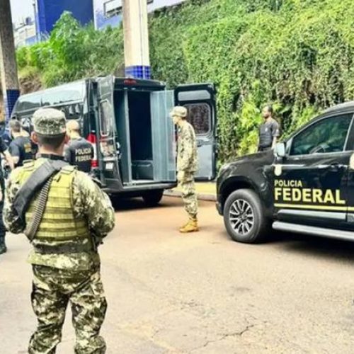 Paraguai entrega 25 presos brasileiros Ã  Polícia Federal