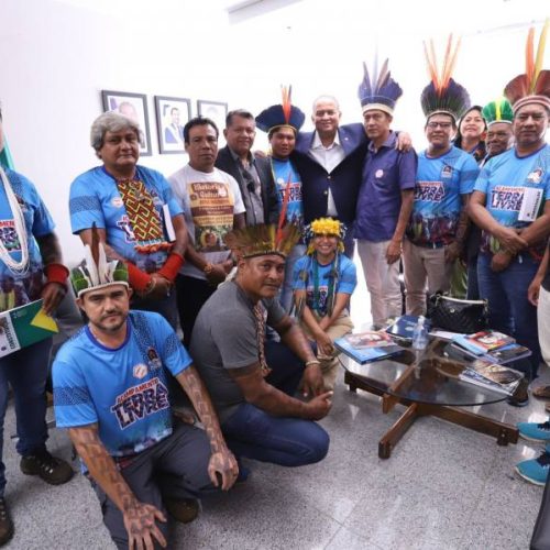 Senador Eduardo Gomes se reúne com lideranças indígenas em Brasília para tratar sobre infraestrutura e investimentos nas aldeias