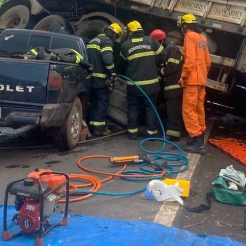 TO-335: duas vítimas de colisão entre carreta e camionete são resgatadas por bombeiros militares