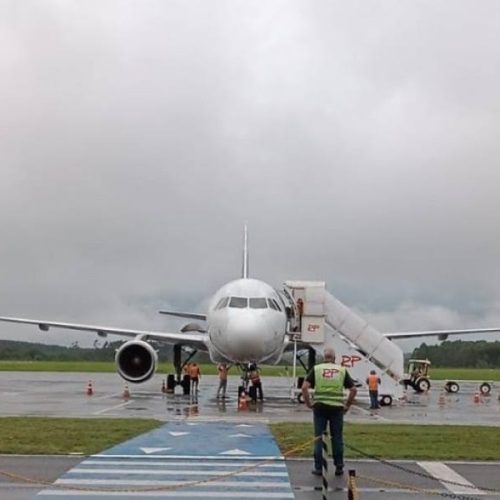 Voos comerciais começam a chegar ao RS após anúncio de malha aérea emergencial