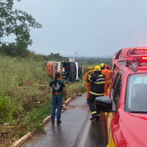 Ãnibus capota e deixa uma pessoa em estado grave na TO-335