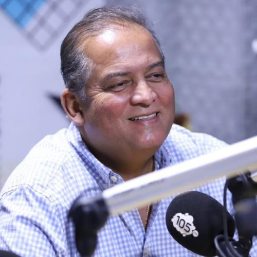 Senador Eduardo Gomes é entrevistado em visita a rádio de Paraíso do Tocantins