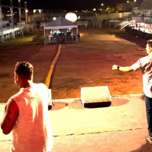 Sertanejos são surpreendidos com show sem público, em Araguaína