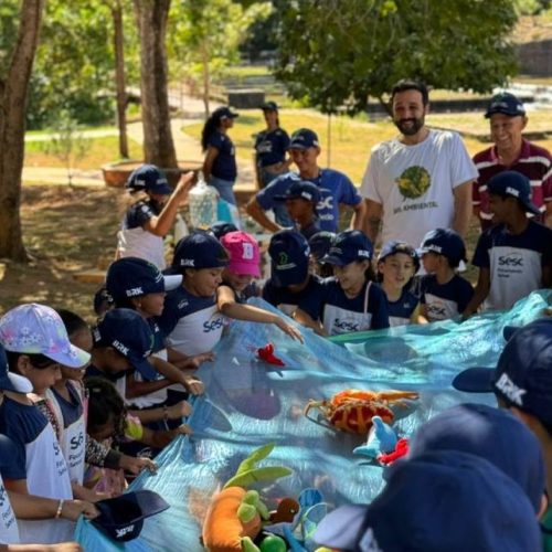 Crianças participam de teatro ao ar livre no Parque Cesamar