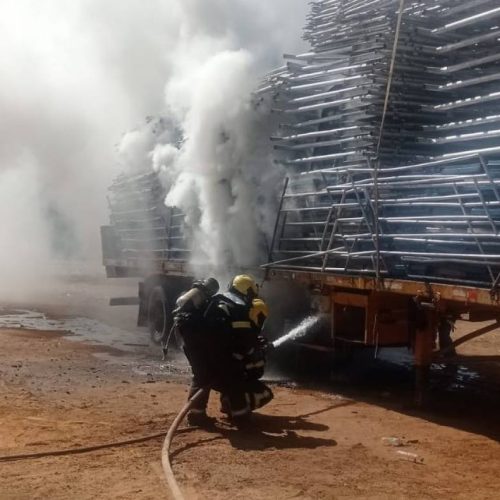 IncÃªndio: carreta com itens de rodeio pega fogo após evento