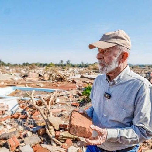 Lula visita destroços de enchentes no Rio Grande do Sul