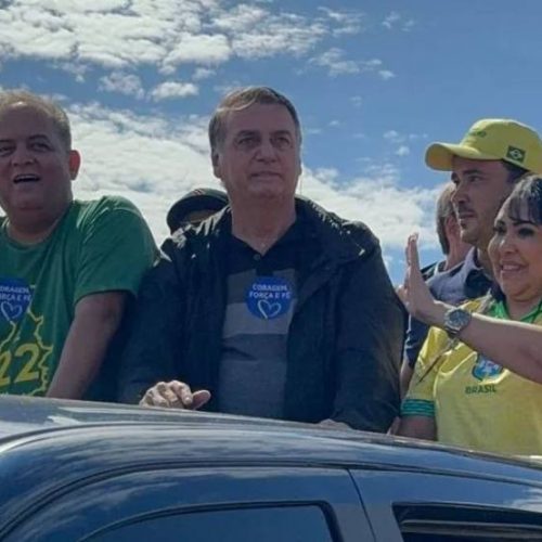 Bolsonaro desembarca em Palmas cercado por apoiadores e líderes políticos