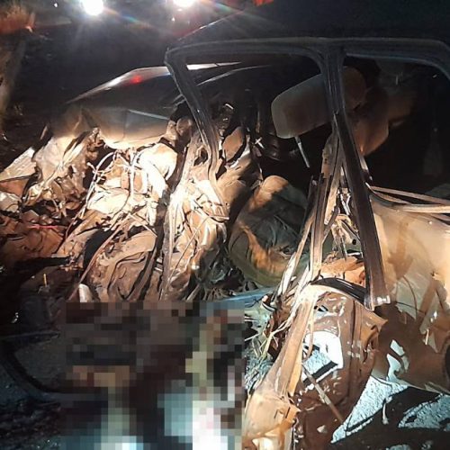 Batida frontal entre picape e um carro de passeio deixa vítima fatal e dois feridos próximo a Fortaleza na BR-153