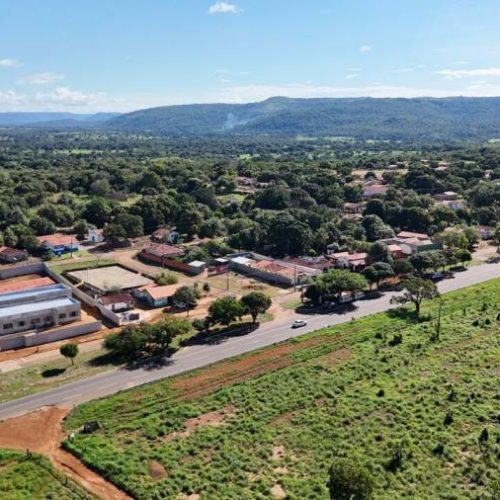 Moradores do distrito de Escola Brasil recebem títulos definitivos de imóveis