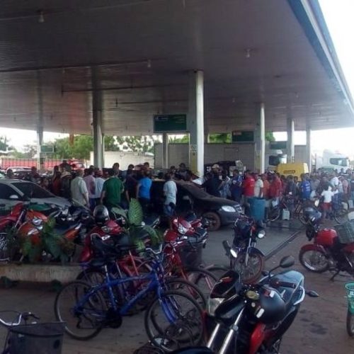 ApÃÂ³s 8 dias sem gasolina, Posto de GuaraÃÂ­ recebe produto; Fila de consumidores e quilomÃÂ©trica