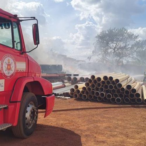 Bombeiros usam caminhão-pipa para apagar incÃªndio no TO