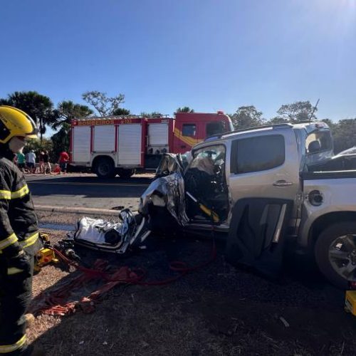 Cinco pessoas ficam gravemente feridas após caminhão colidir em cheio com carro em acidente na rodovia BR-153 em Aliança