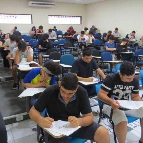 Professora da dicas de como se preparar para o ENEM