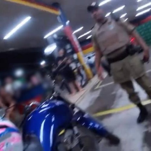 Durante abordagem, policial ameaça e xinga motociclista de "otário"