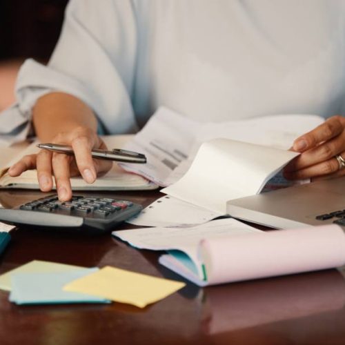 Quase 80% das famílias brasileiras possuem dívidas no cartão de crédito