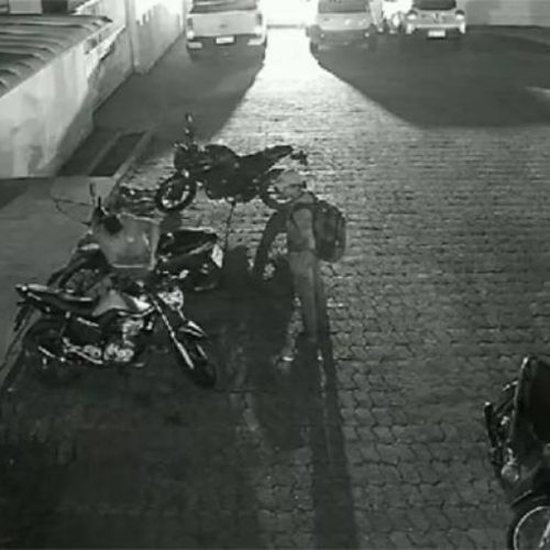 Suspeitos são filmados furtando motocicleta em hospital de Palmas