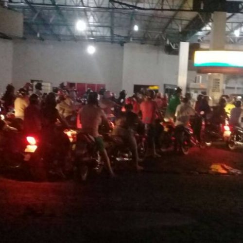 Posto de combustÃÂ­vel em Colinas ÃÂ© abastecido, mas carga nÃÂ£o suportou tamanho da demanda e acabou