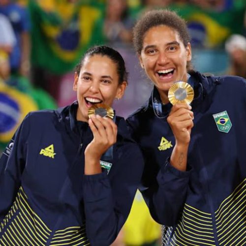 Brasil conquista ouro no vôlei de praia e outras medalhas em dia decisivo nos Jogos Olímpicos